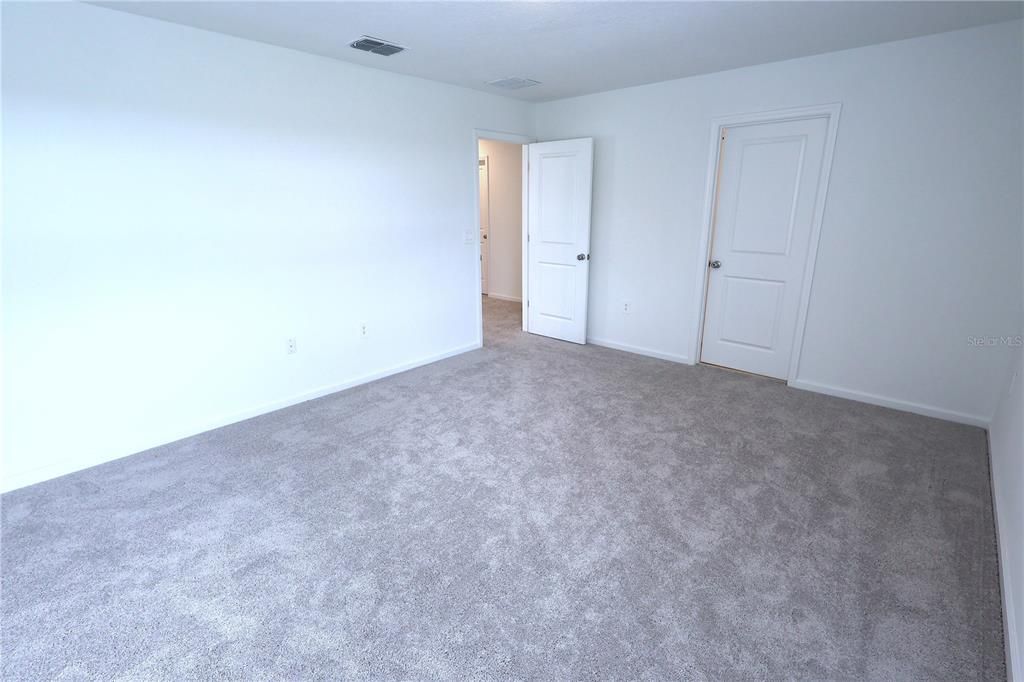 Activo con contrato: $1,950 (4 camas, 2 baños, 1874 Pies cuadrados)