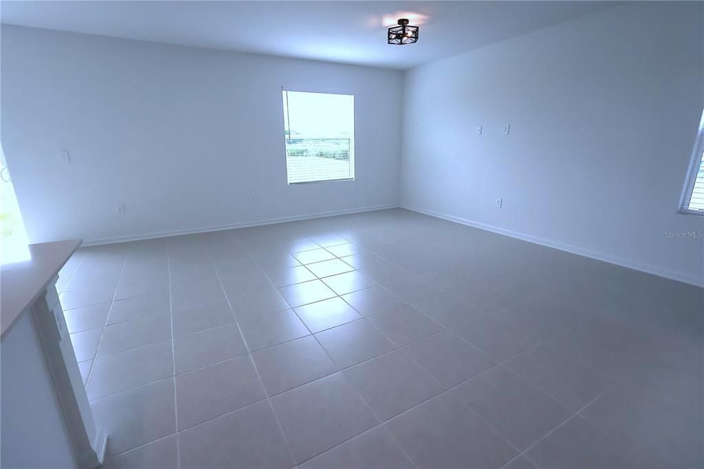 Activo con contrato: $1,950 (4 camas, 2 baños, 1874 Pies cuadrados)