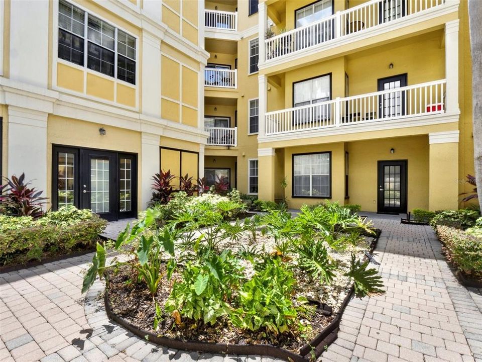 For Sale: $275,000 (2 beds, 2 baths, 953 Square Feet)