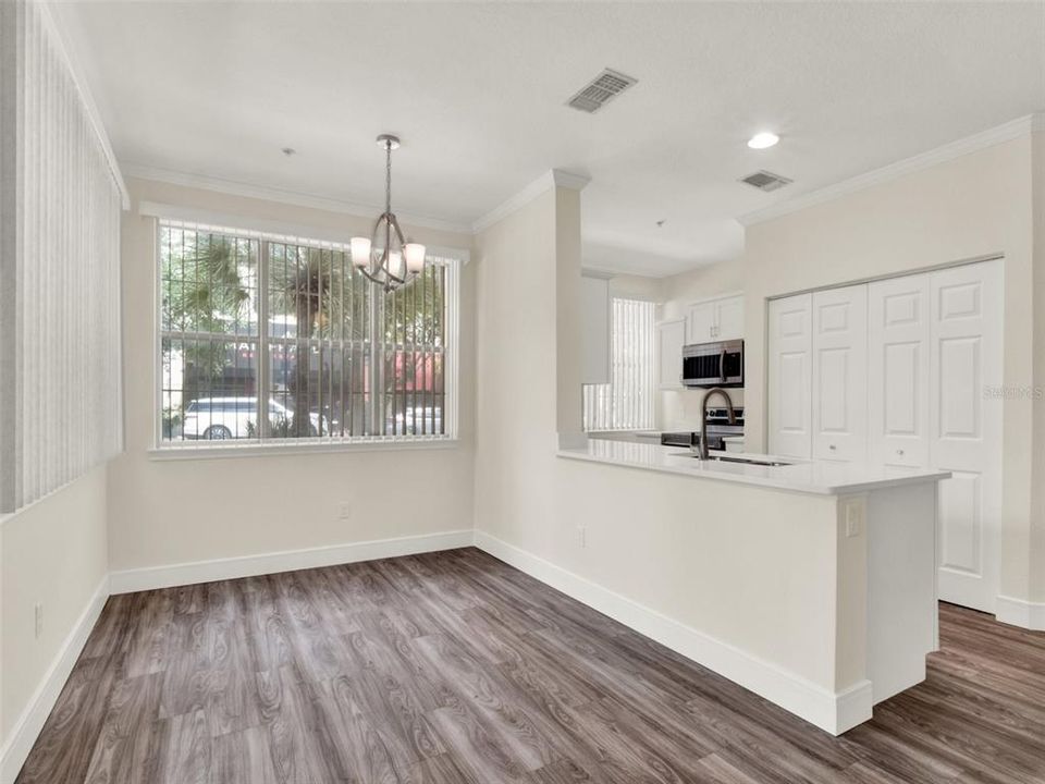 For Sale: $275,000 (2 beds, 2 baths, 953 Square Feet)