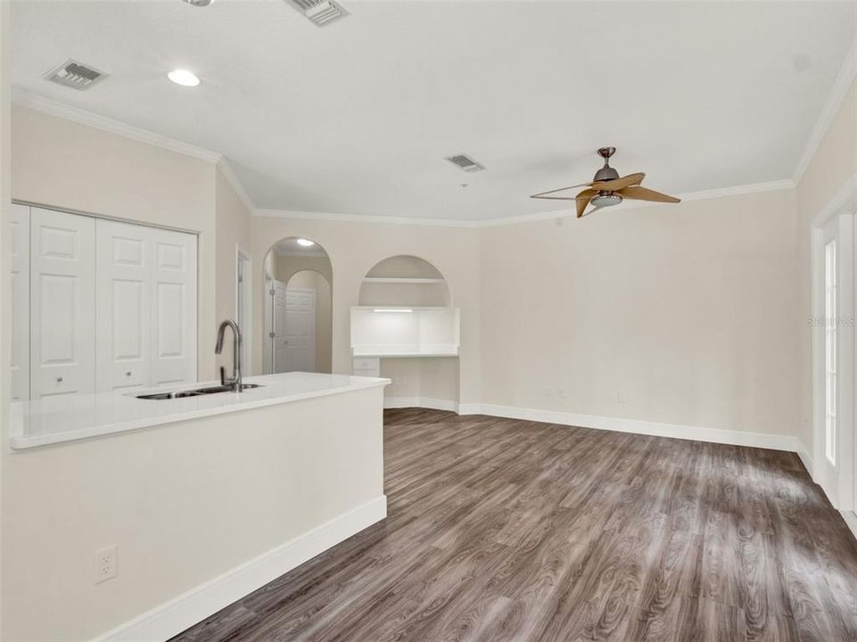 For Sale: $275,000 (2 beds, 2 baths, 953 Square Feet)