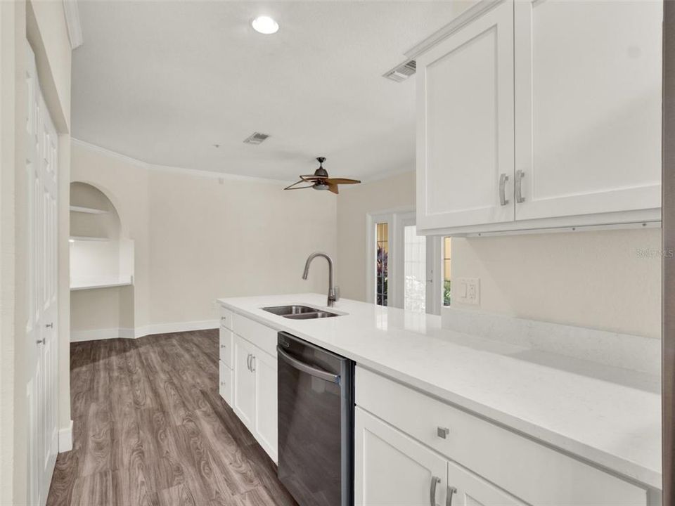 For Sale: $275,000 (2 beds, 2 baths, 953 Square Feet)