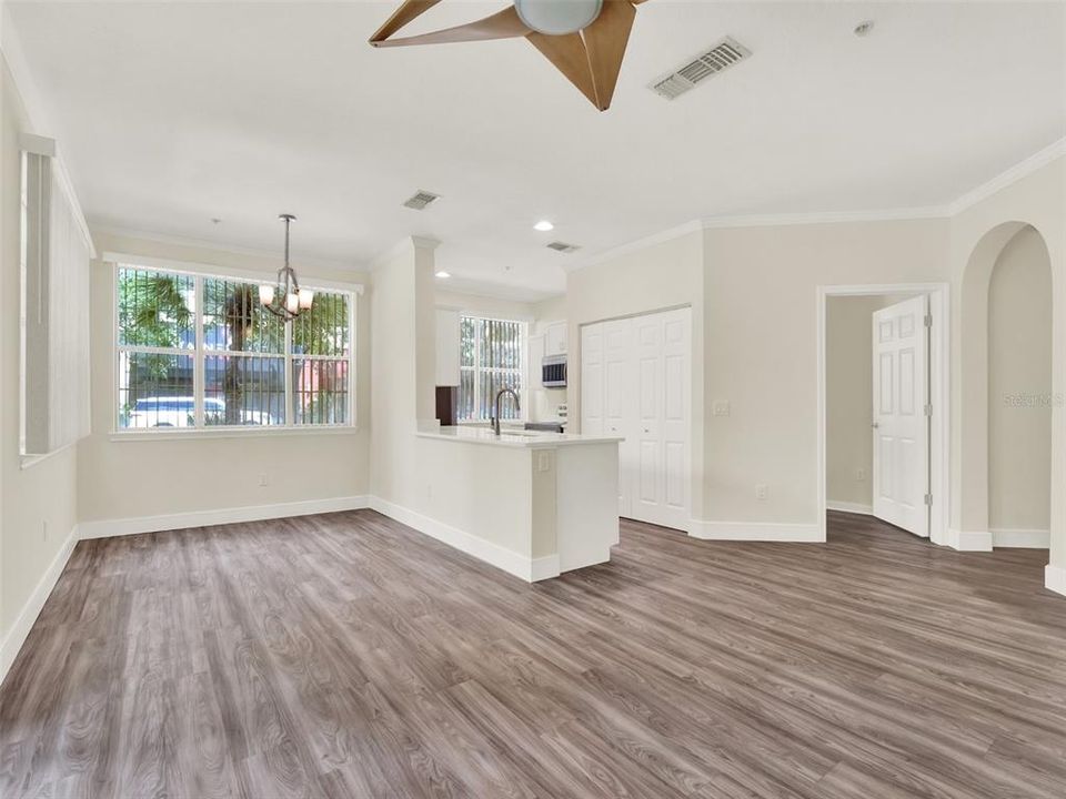 For Sale: $275,000 (2 beds, 2 baths, 953 Square Feet)