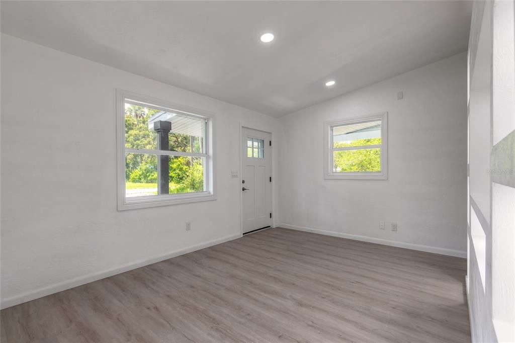 合同活跃: $184,000 (2 贝兹, 1 浴室, 835 平方英尺)