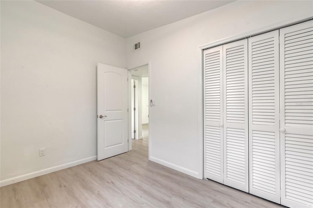 合同活跃: $184,000 (2 贝兹, 1 浴室, 835 平方英尺)