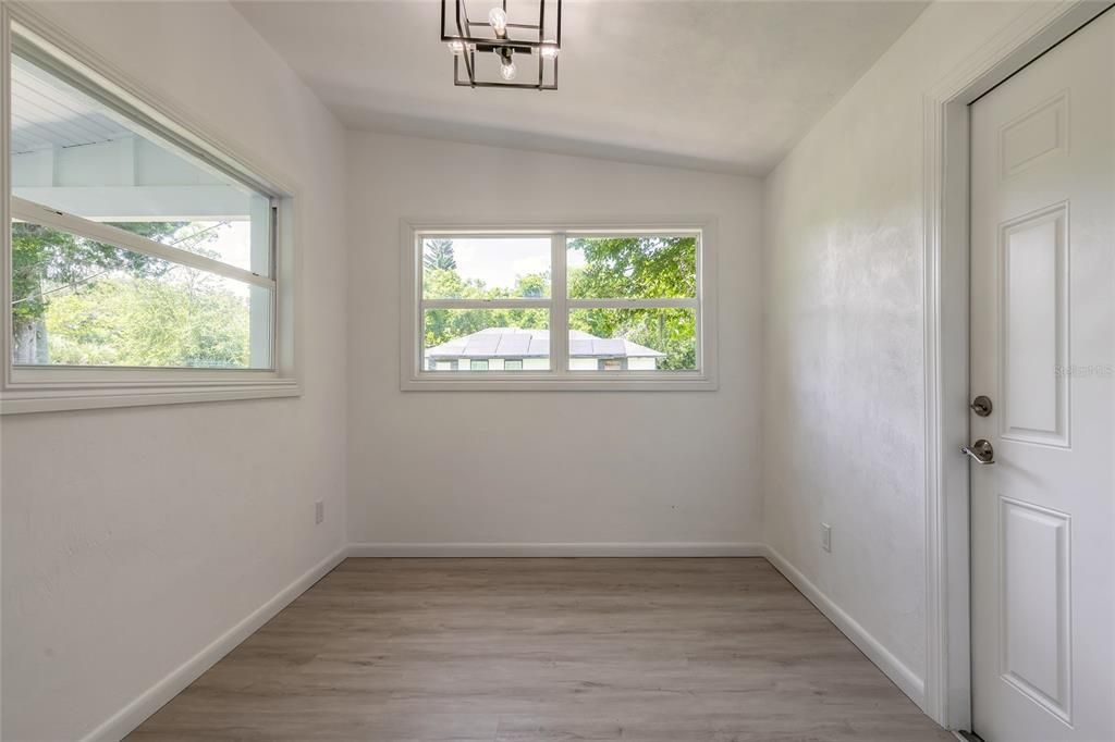 合同活跃: $184,000 (2 贝兹, 1 浴室, 835 平方英尺)