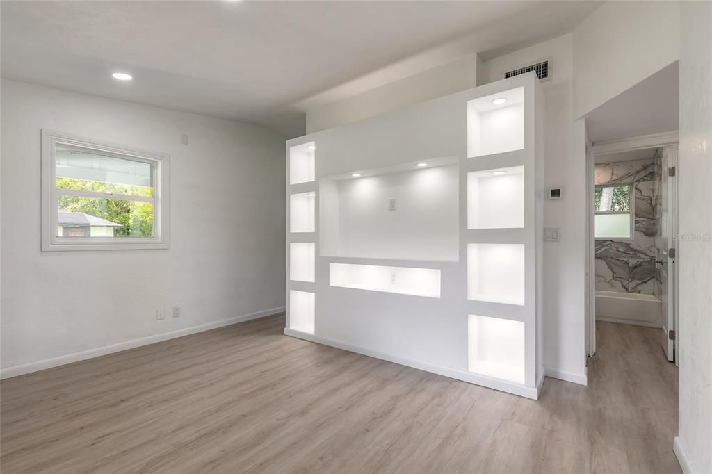 合同活跃: $184,000 (2 贝兹, 1 浴室, 835 平方英尺)