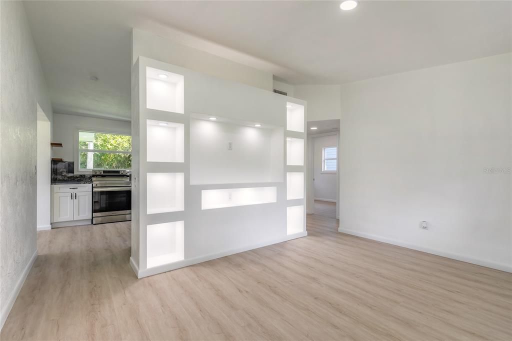 合同活跃: $184,000 (2 贝兹, 1 浴室, 835 平方英尺)