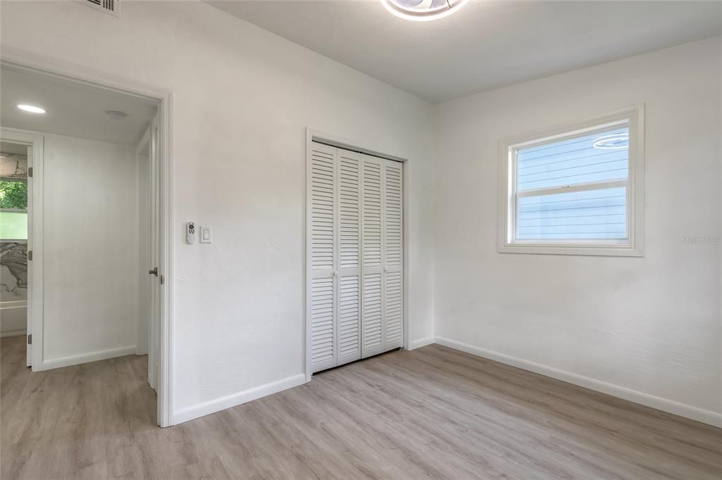 合同活跃: $184,000 (2 贝兹, 1 浴室, 835 平方英尺)