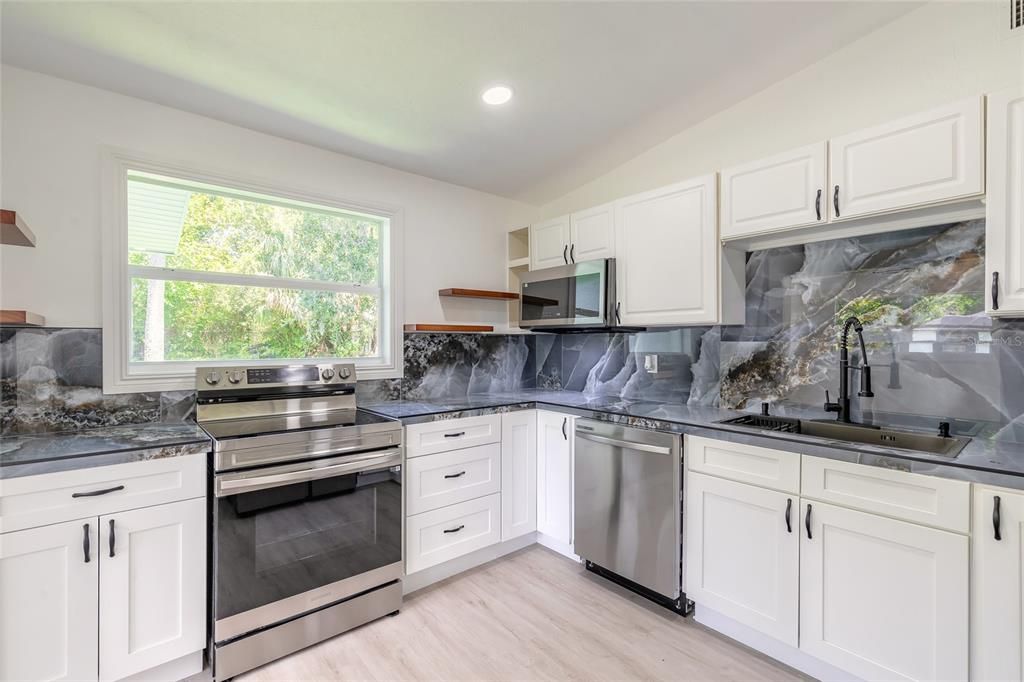 合同活跃: $184,000 (2 贝兹, 1 浴室, 835 平方英尺)