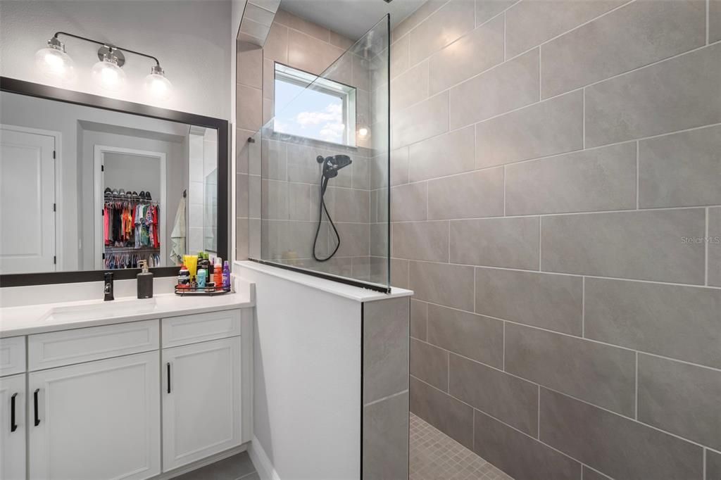 For Sale: $999,999 (4 beds, 3 baths, 3972 Square Feet)