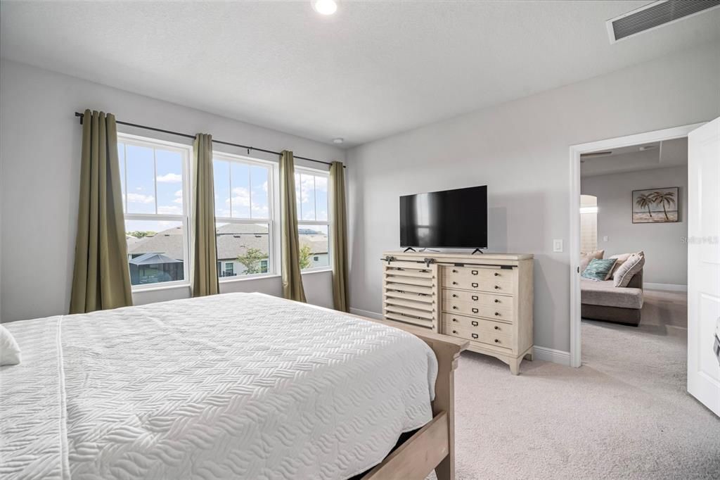 For Sale: $999,999 (4 beds, 3 baths, 3972 Square Feet)