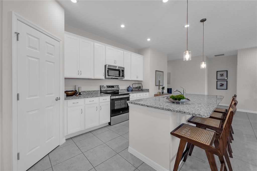 Activo con contrato: $329,990 (4 camas, 2 baños, 1839 Pies cuadrados)