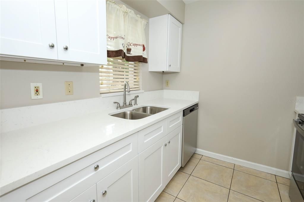 待售: $229,000 (2 贝兹, 2 浴室, 934 平方英尺)