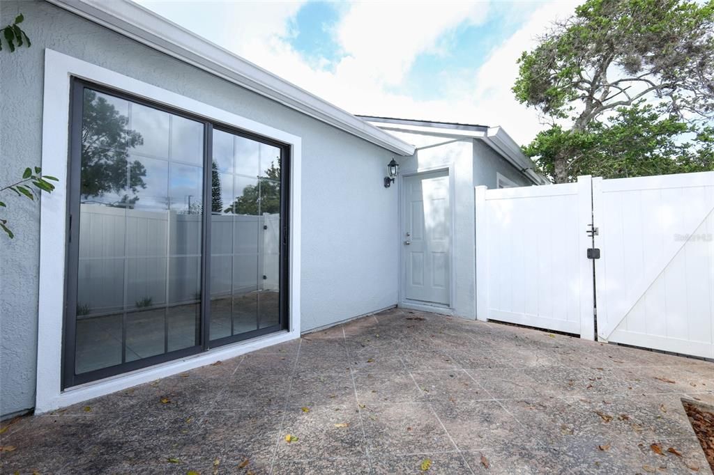 待售: $229,000 (2 贝兹, 2 浴室, 934 平方英尺)