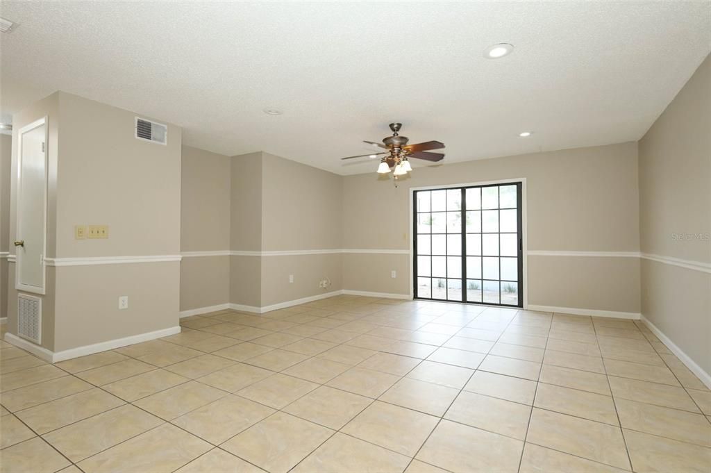 待售: $229,000 (2 贝兹, 2 浴室, 934 平方英尺)