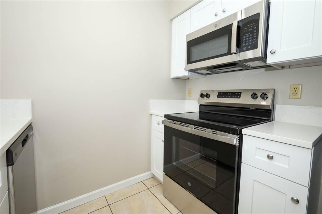 待售: $229,000 (2 贝兹, 2 浴室, 934 平方英尺)