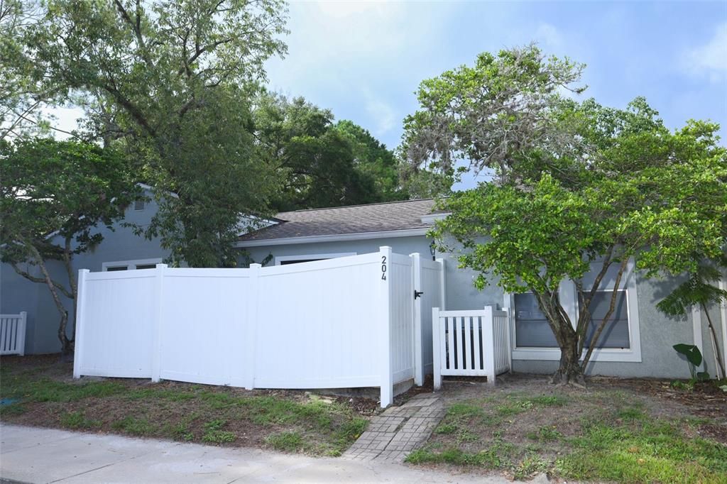 待售: $229,000 (2 贝兹, 2 浴室, 934 平方英尺)