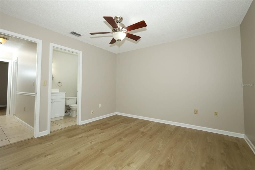 待售: $229,000 (2 贝兹, 2 浴室, 934 平方英尺)