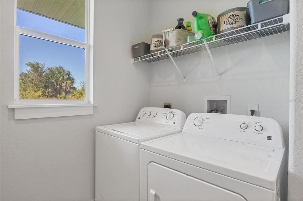 Под контрактом: $699,000 (3 спален, 2 ванн, 2117 Квадратных фут)