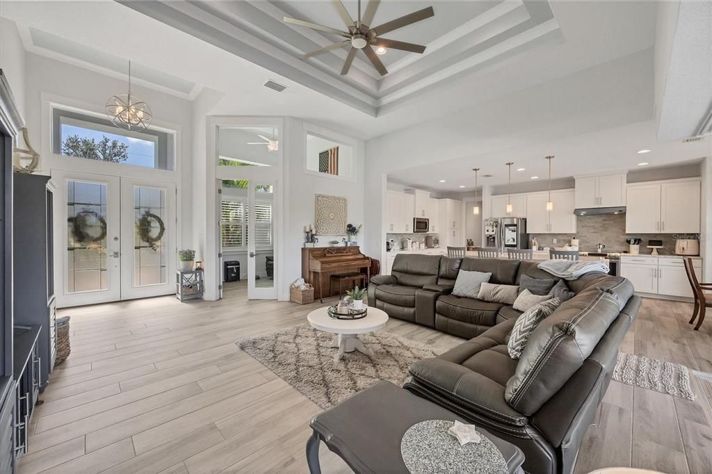 Под контрактом: $699,000 (3 спален, 2 ванн, 2117 Квадратных фут)