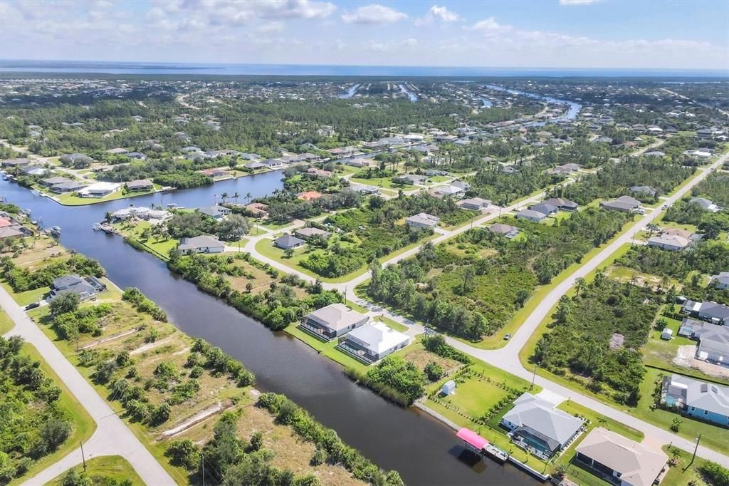 Под контрактом: $699,000 (3 спален, 2 ванн, 2117 Квадратных фут)