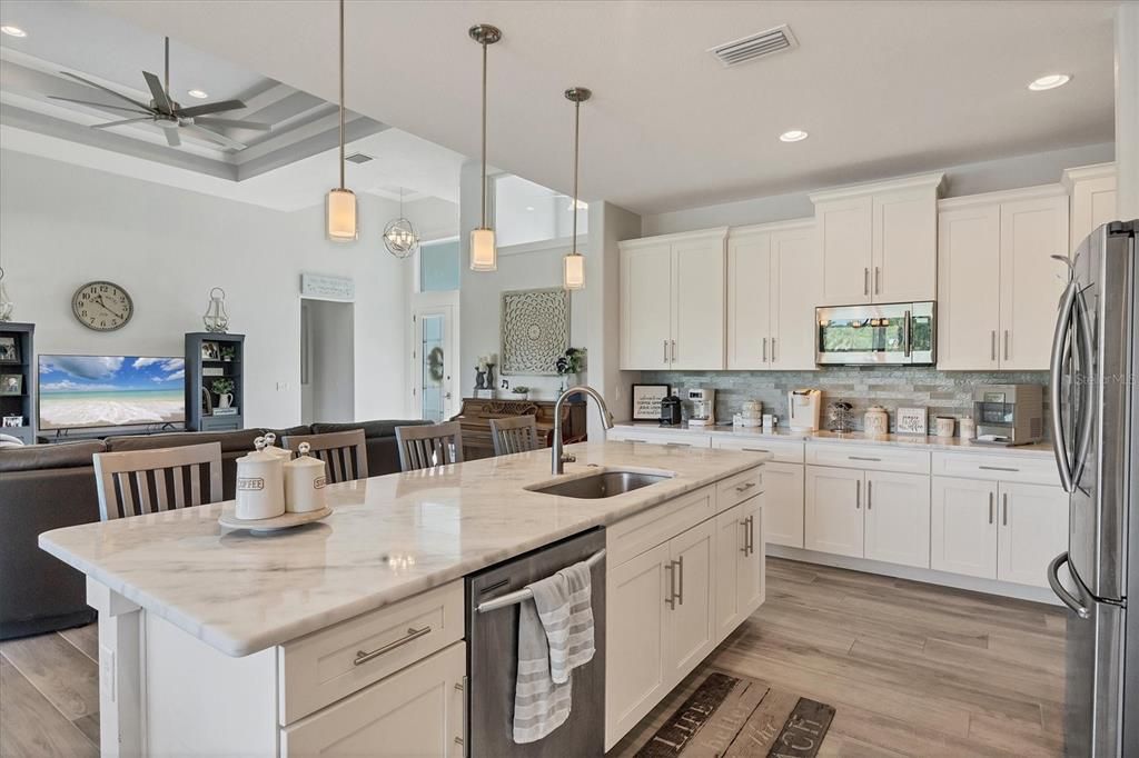 Под контрактом: $699,000 (3 спален, 2 ванн, 2117 Квадратных фут)