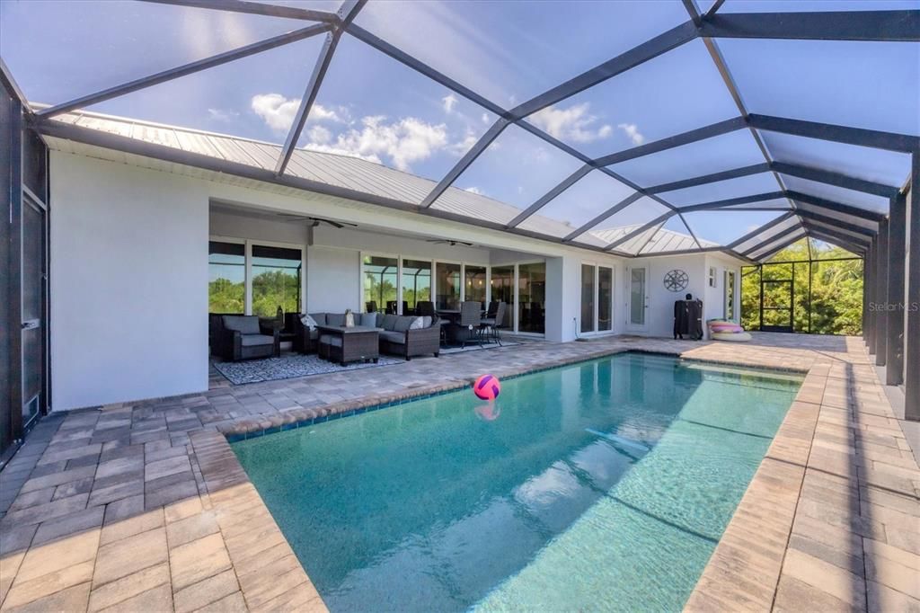 Под контрактом: $699,000 (3 спален, 2 ванн, 2117 Квадратных фут)