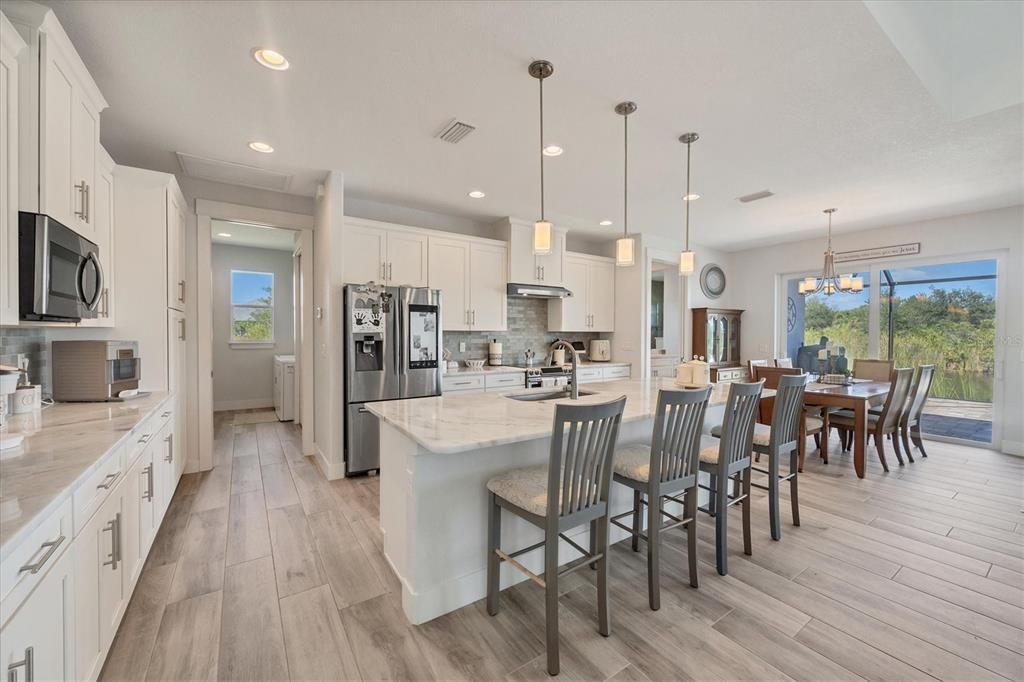 Под контрактом: $699,000 (3 спален, 2 ванн, 2117 Квадратных фут)