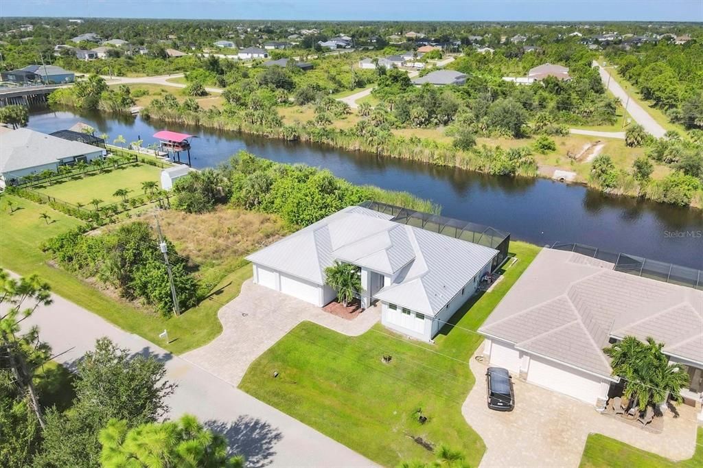 Под контрактом: $699,000 (3 спален, 2 ванн, 2117 Квадратных фут)