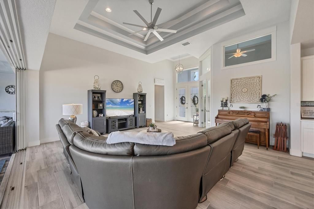 Под контрактом: $699,000 (3 спален, 2 ванн, 2117 Квадратных фут)