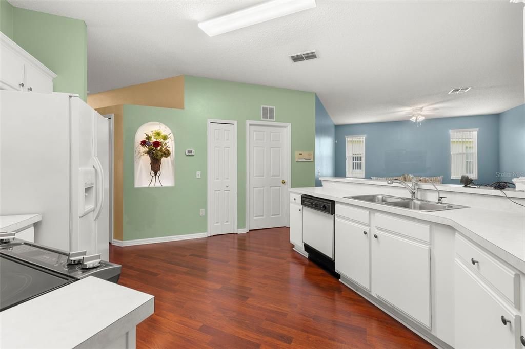 Activo con contrato: $325,000 (3 camas, 2 baños, 1876 Pies cuadrados)