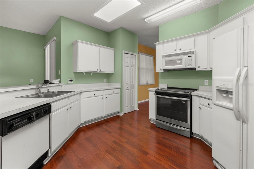 Activo con contrato: $325,000 (3 camas, 2 baños, 1876 Pies cuadrados)