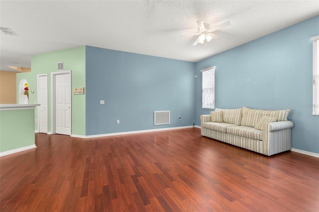 Activo con contrato: $325,000 (3 camas, 2 baños, 1876 Pies cuadrados)