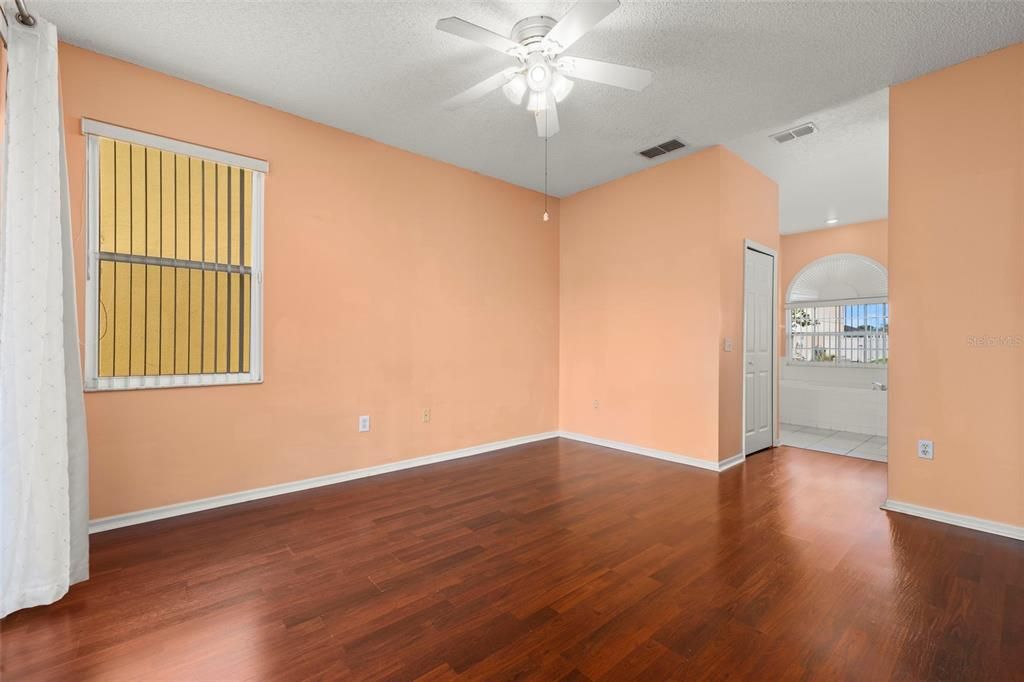 Activo con contrato: $325,000 (3 camas, 2 baños, 1876 Pies cuadrados)