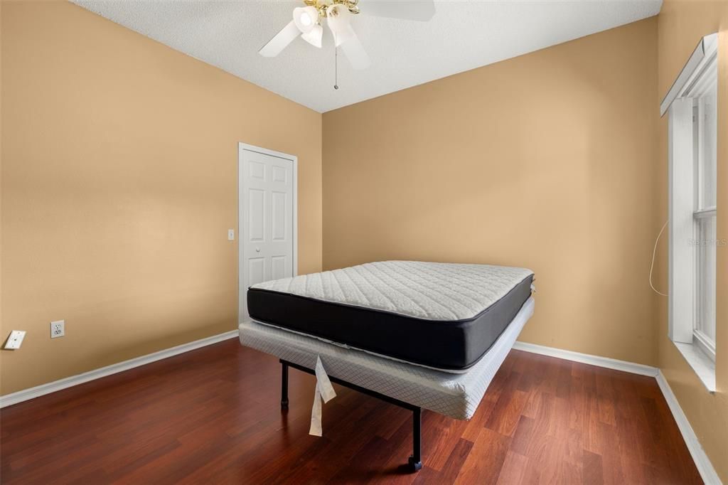 Activo con contrato: $325,000 (3 camas, 2 baños, 1876 Pies cuadrados)