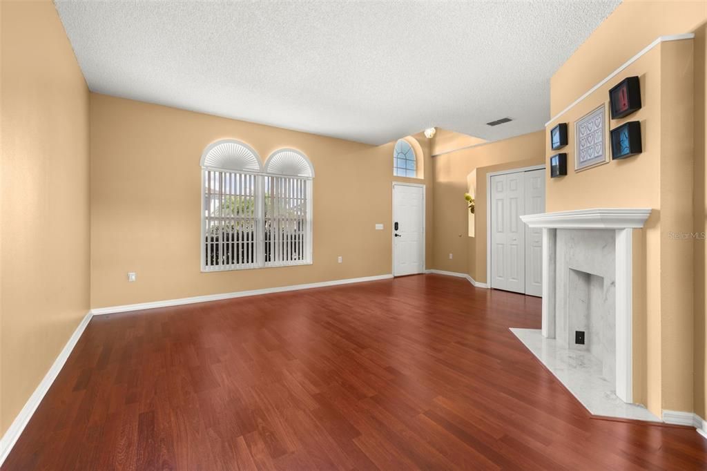 Activo con contrato: $325,000 (3 camas, 2 baños, 1876 Pies cuadrados)