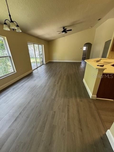 合同活跃: $269,900 (3 贝兹, 2 浴室, 1707 平方英尺)