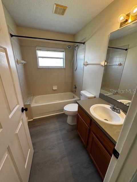 合同活跃: $269,900 (3 贝兹, 2 浴室, 1707 平方英尺)