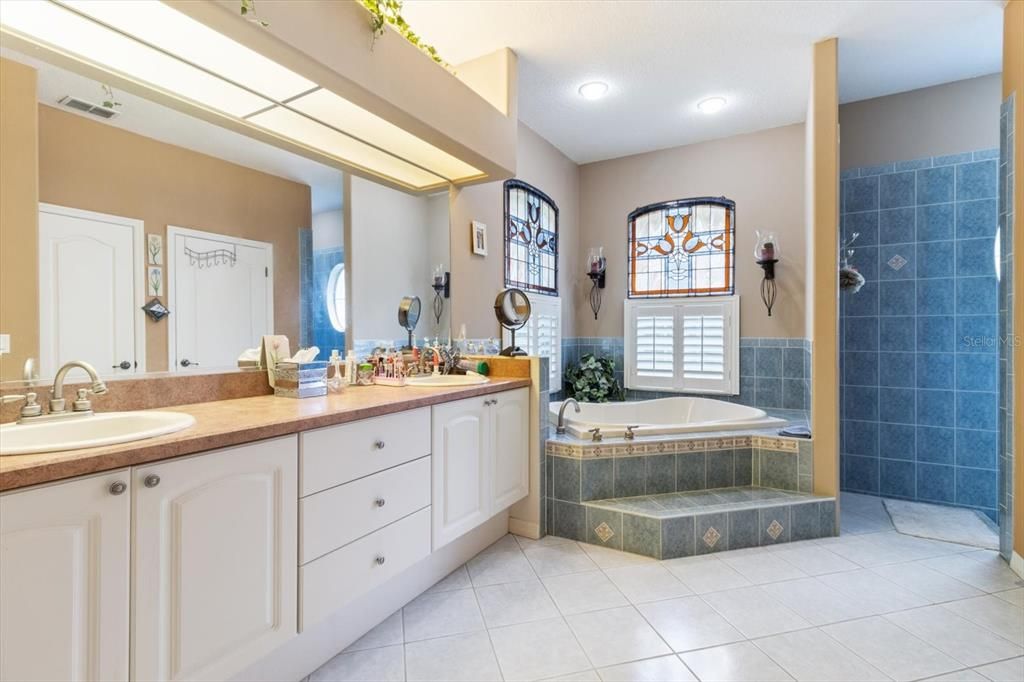 For Sale: $550,000 (3 beds, 2 baths, 2794 Square Feet)