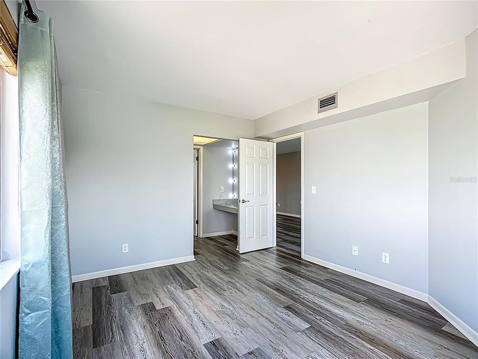 Active With Contract: $125,000 (2 beds, 2 baths, 826 Square Feet)