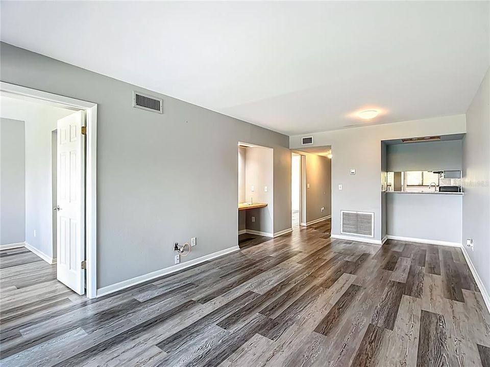 Active With Contract: $125,000 (2 beds, 2 baths, 826 Square Feet)