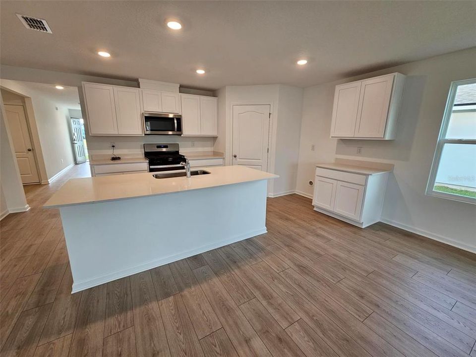 На продажу: $395,990 (4 спален, 2 ванн, 1862 Квадратных фут)