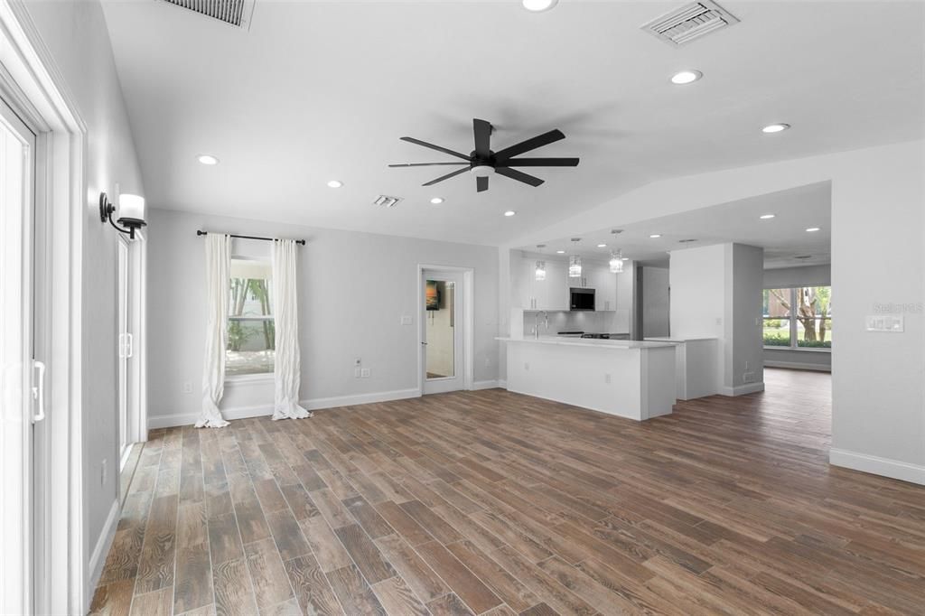 Под контрактом: $5,495 (3 спален, 2 ванн, 1698 Квадратных фут)