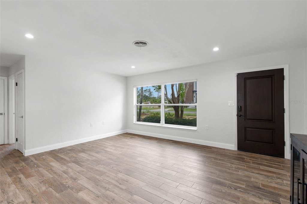 Под контрактом: $5,495 (3 спален, 2 ванн, 1698 Квадратных фут)