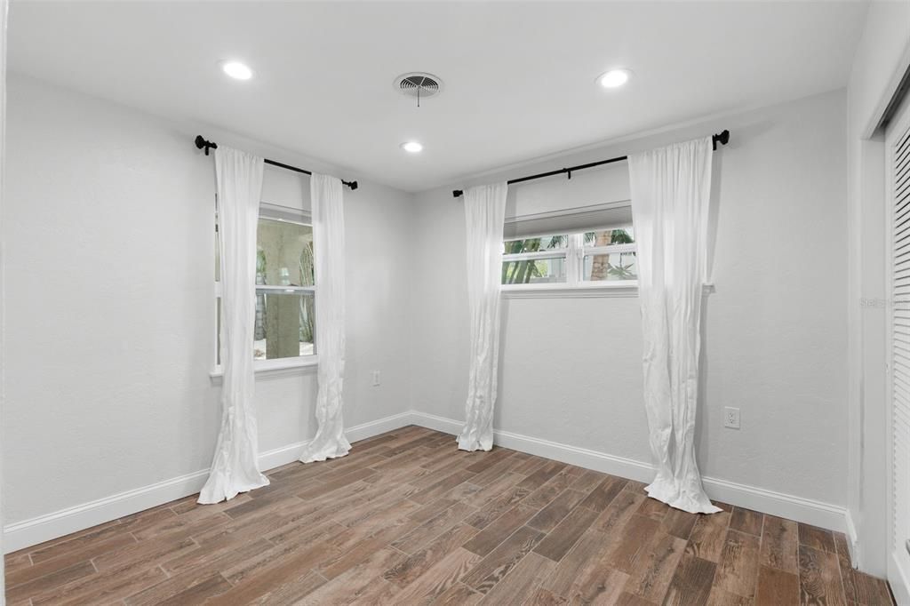 Под контрактом: $5,495 (3 спален, 2 ванн, 1698 Квадратных фут)