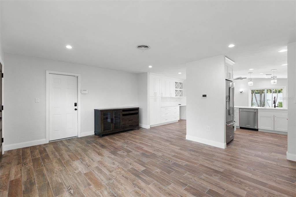 Под контрактом: $5,495 (3 спален, 2 ванн, 1698 Квадратных фут)