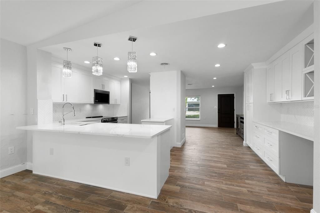 Под контрактом: $5,495 (3 спален, 2 ванн, 1698 Квадратных фут)