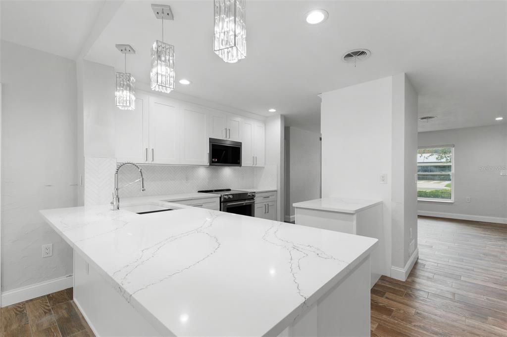 Под контрактом: $5,495 (3 спален, 2 ванн, 1698 Квадратных фут)