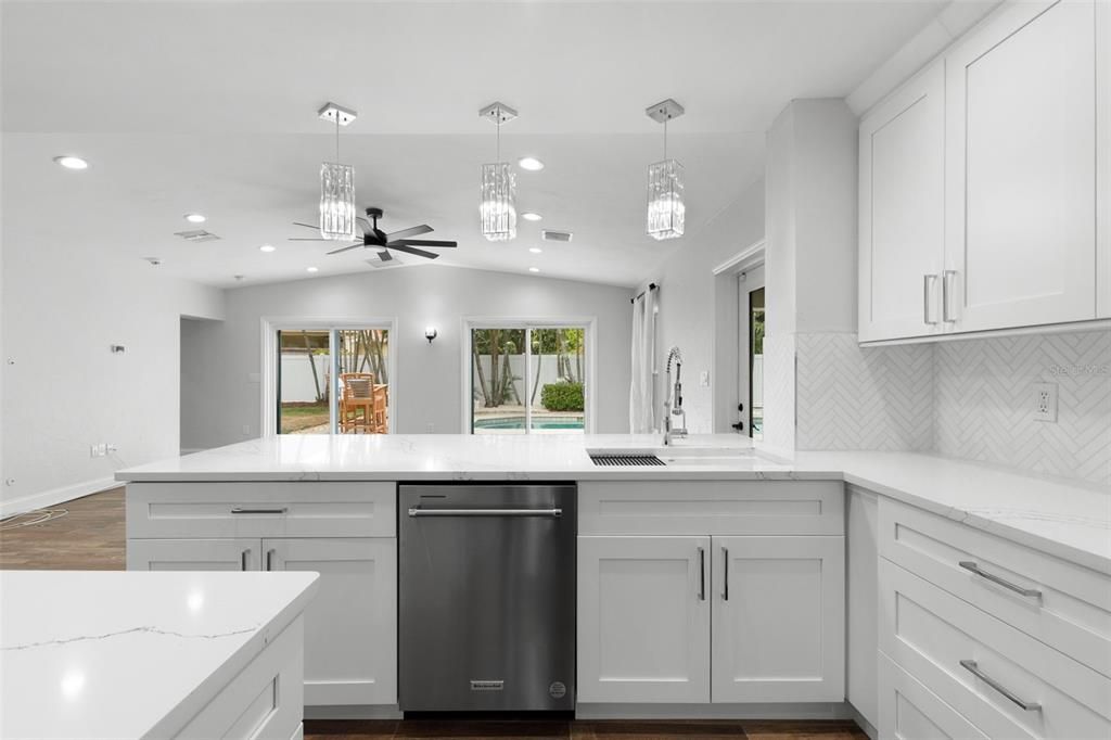 Под контрактом: $5,495 (3 спален, 2 ванн, 1698 Квадратных фут)